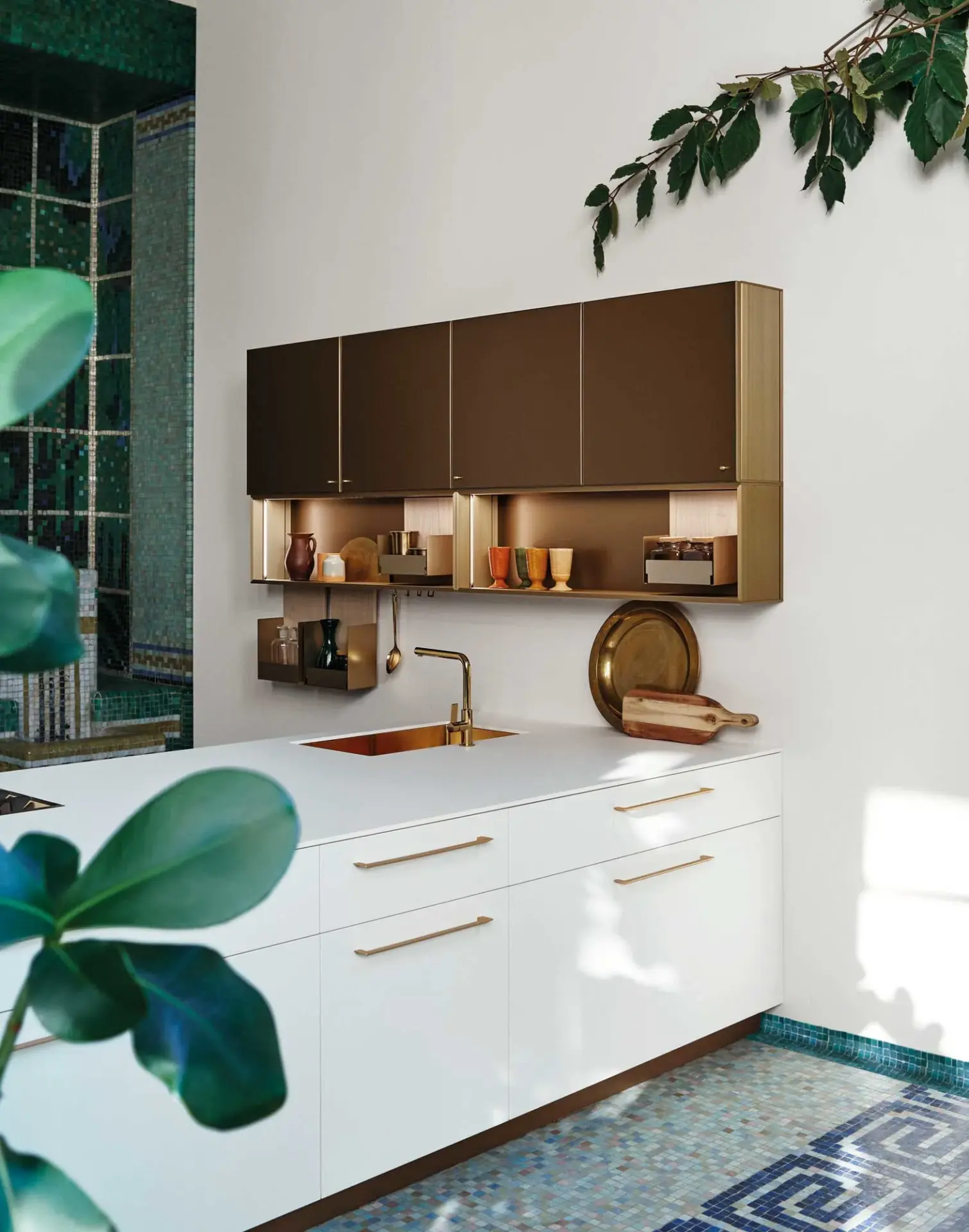 cocina-maxima-blanca-isla-suelo-azulejo-azules-planta