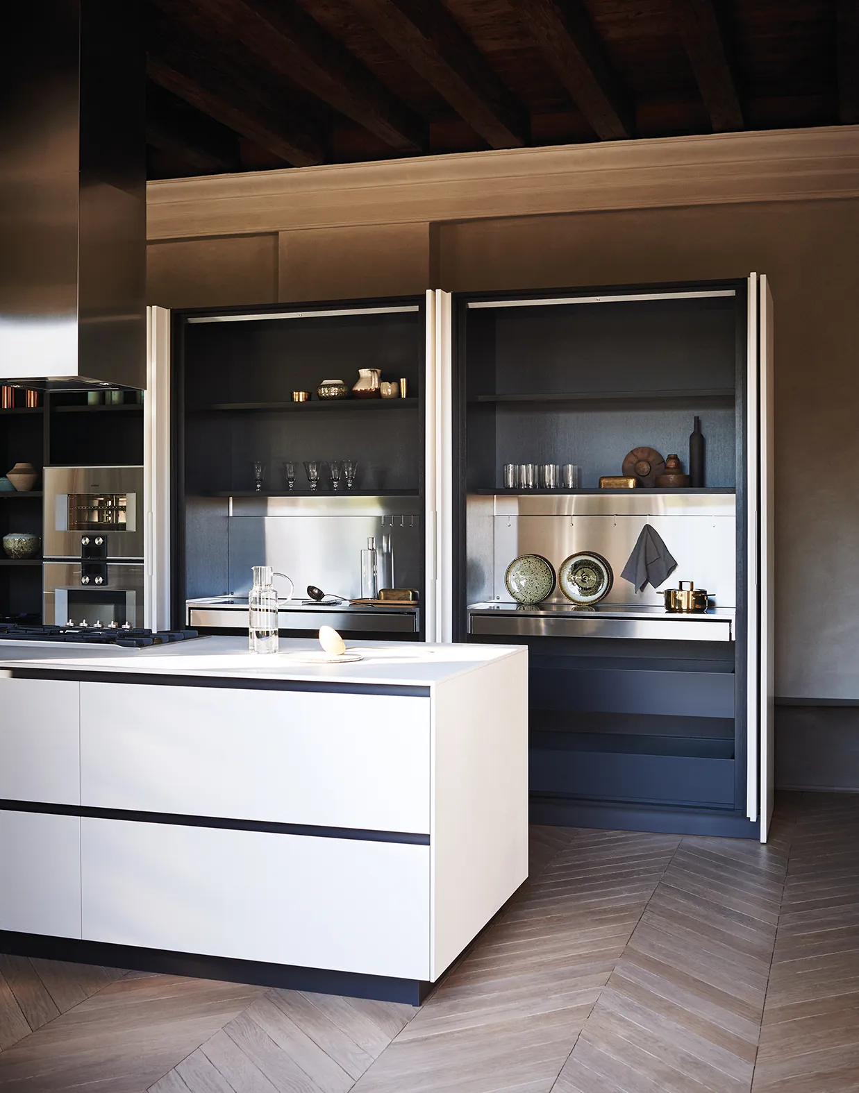 cocina-maxima-blanca-suelo-madera-jarra-agua-encimera