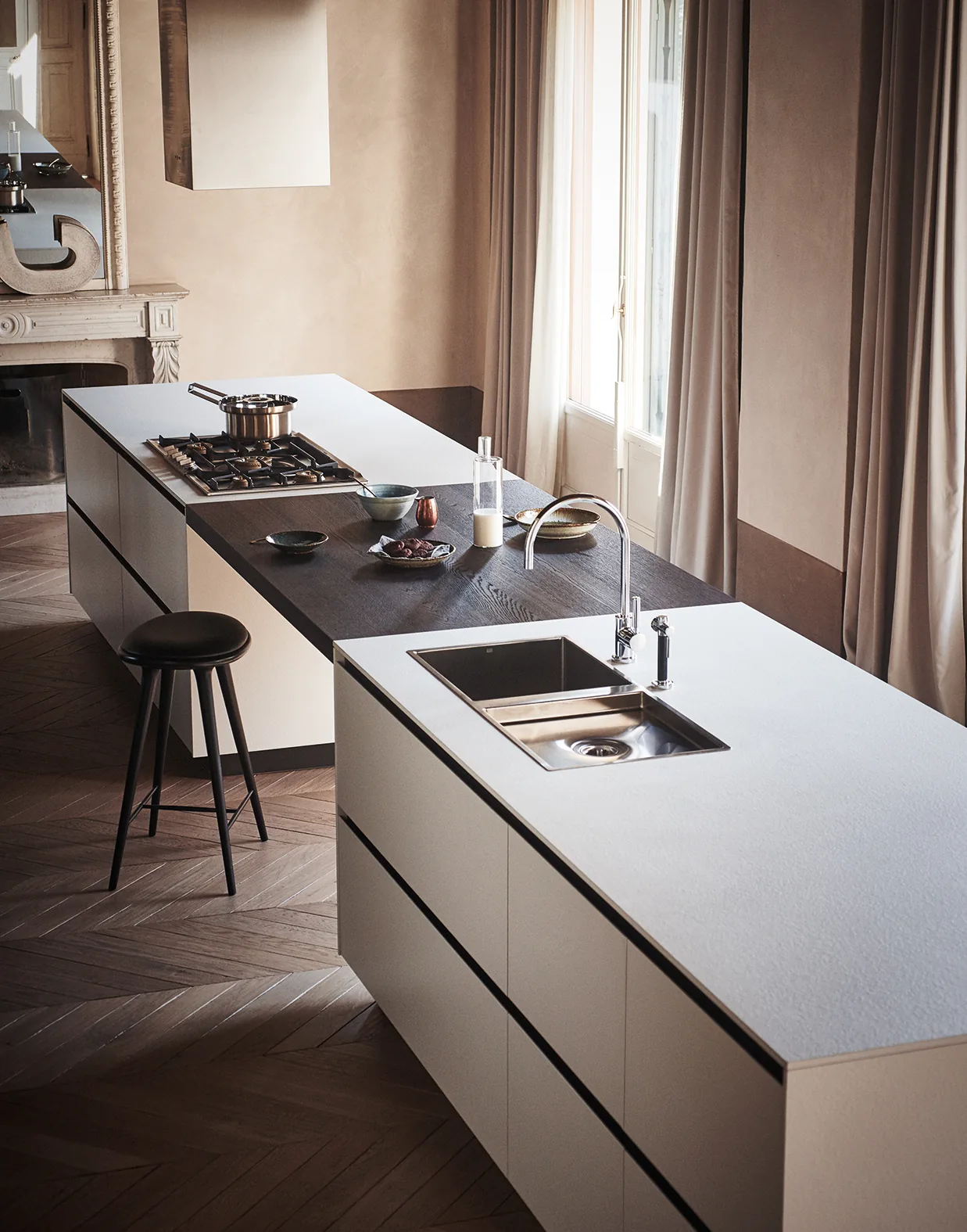 cocina-maxima-encimera-blanca-tonos-marrones