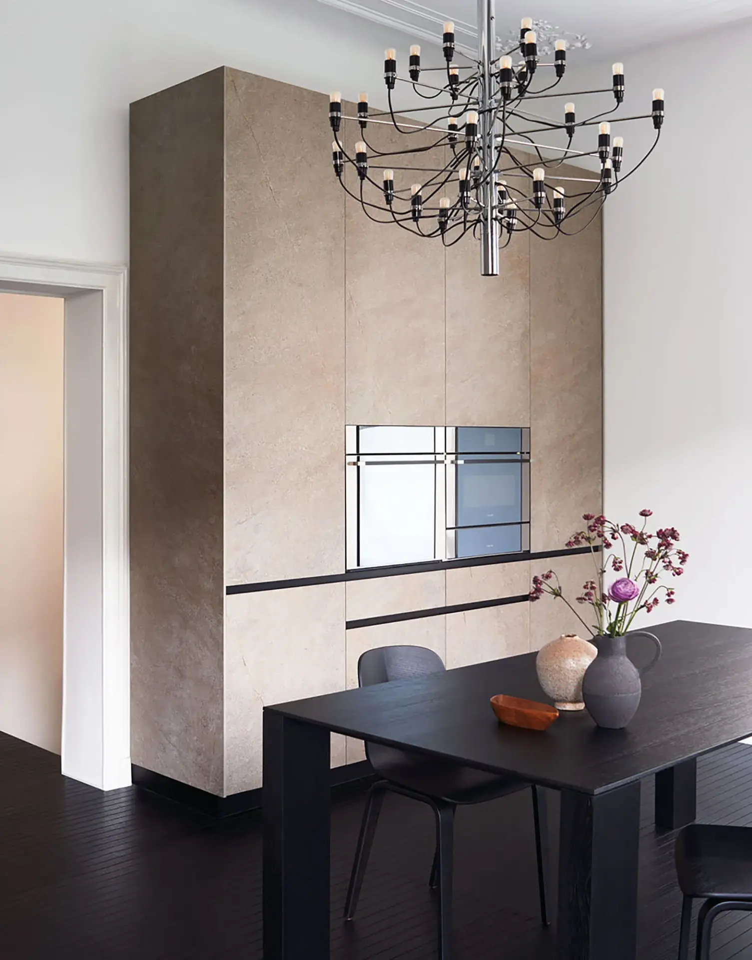 cocina-maxima-mesa-suelo-negros-mueble-marron