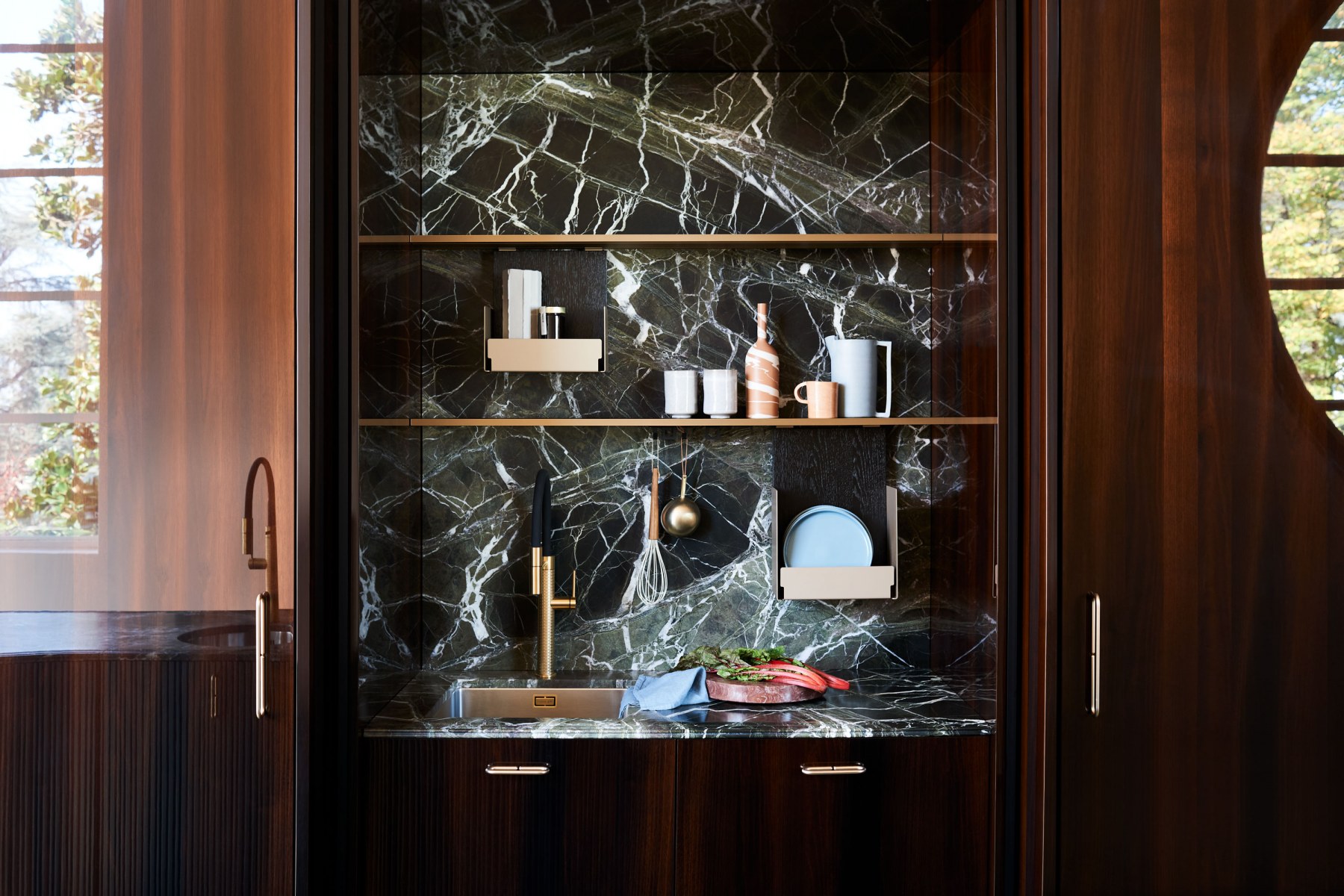 cocina-tangram-azul-marmol-estanteria
