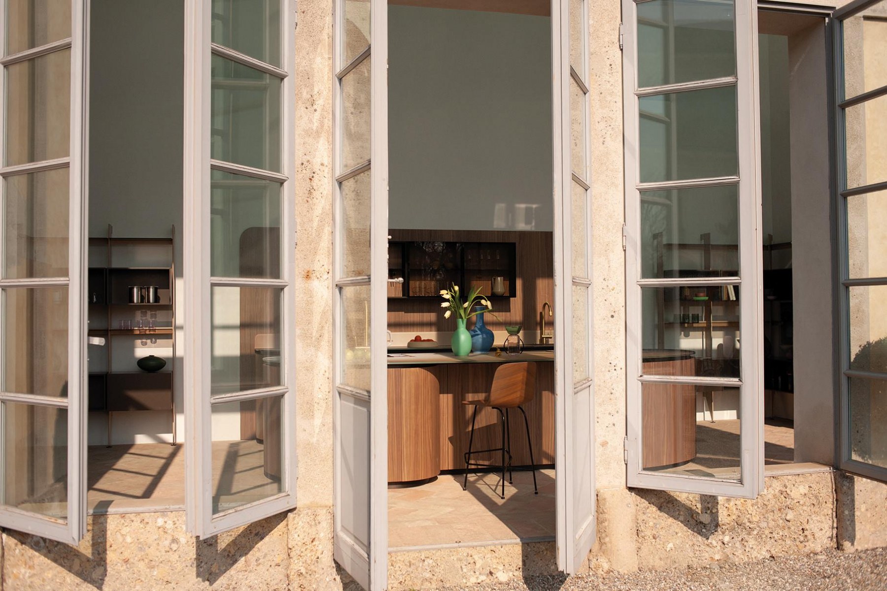 cocina-tangram-desde-fuera-ventanas