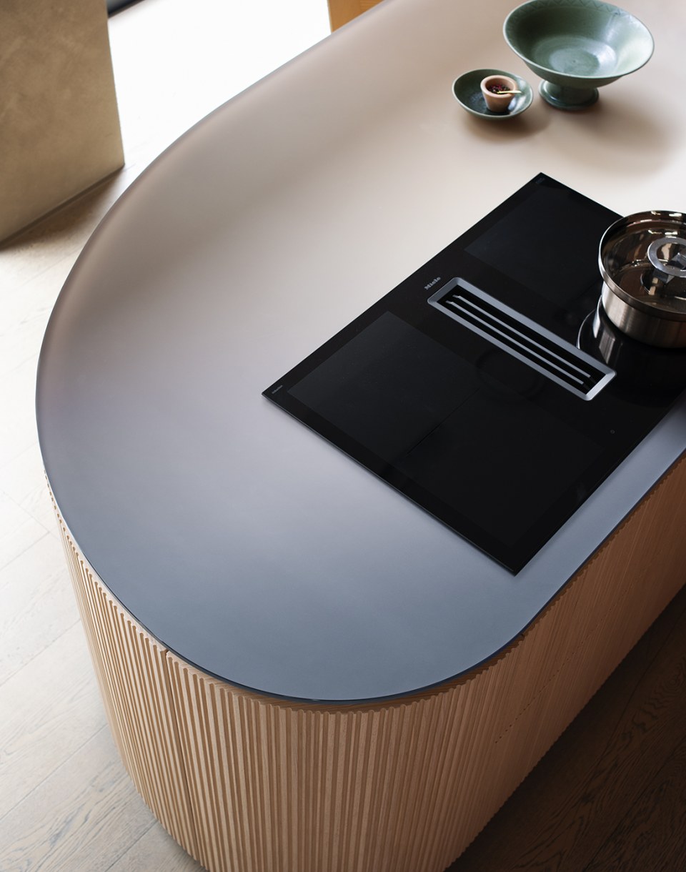 cocina-tangram-madera-grifo-dorado-desde-arriba