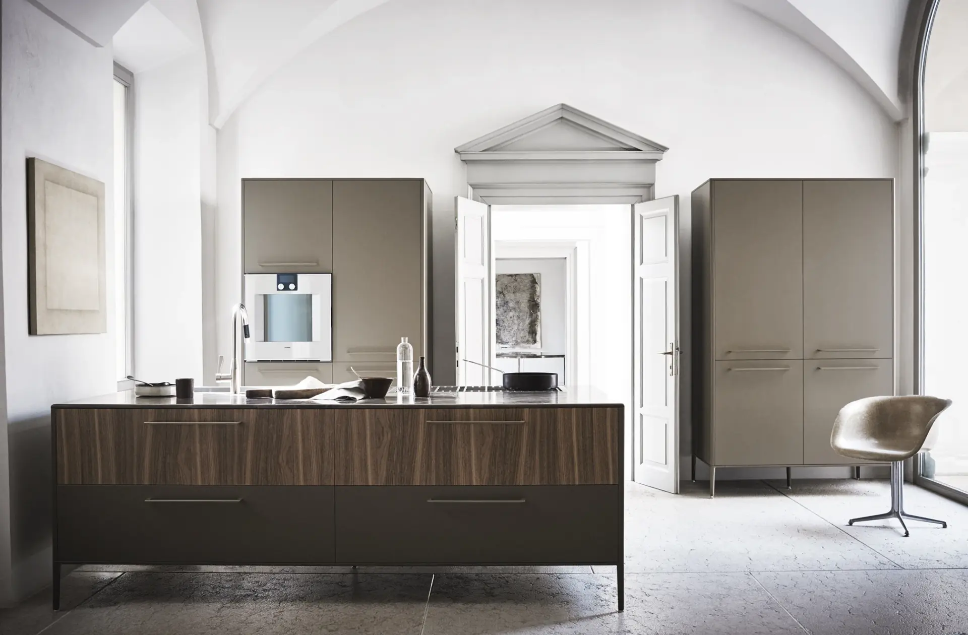 cocina-unit-blanca-encimera-tonos-madera