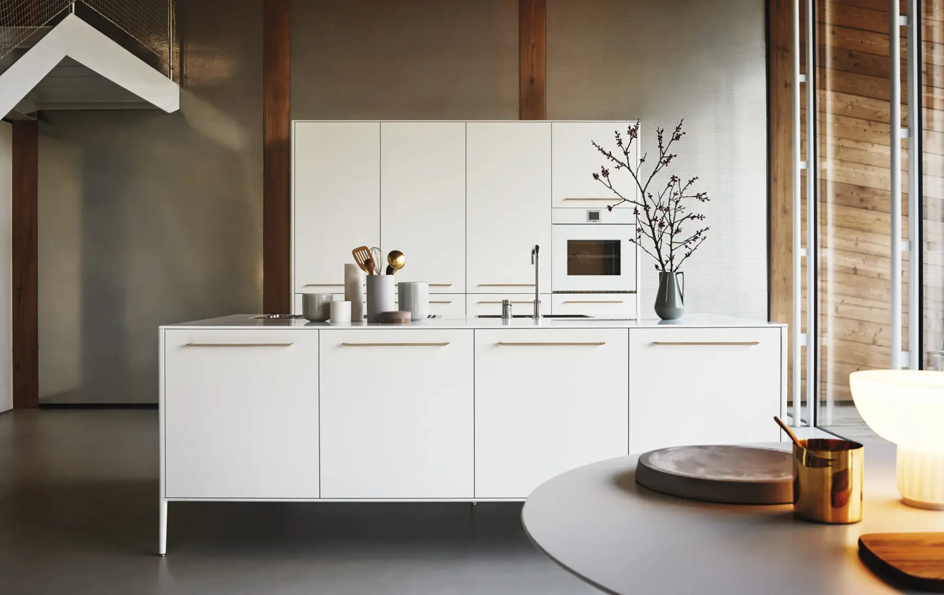 cocina-unit-blanco-sala-madera