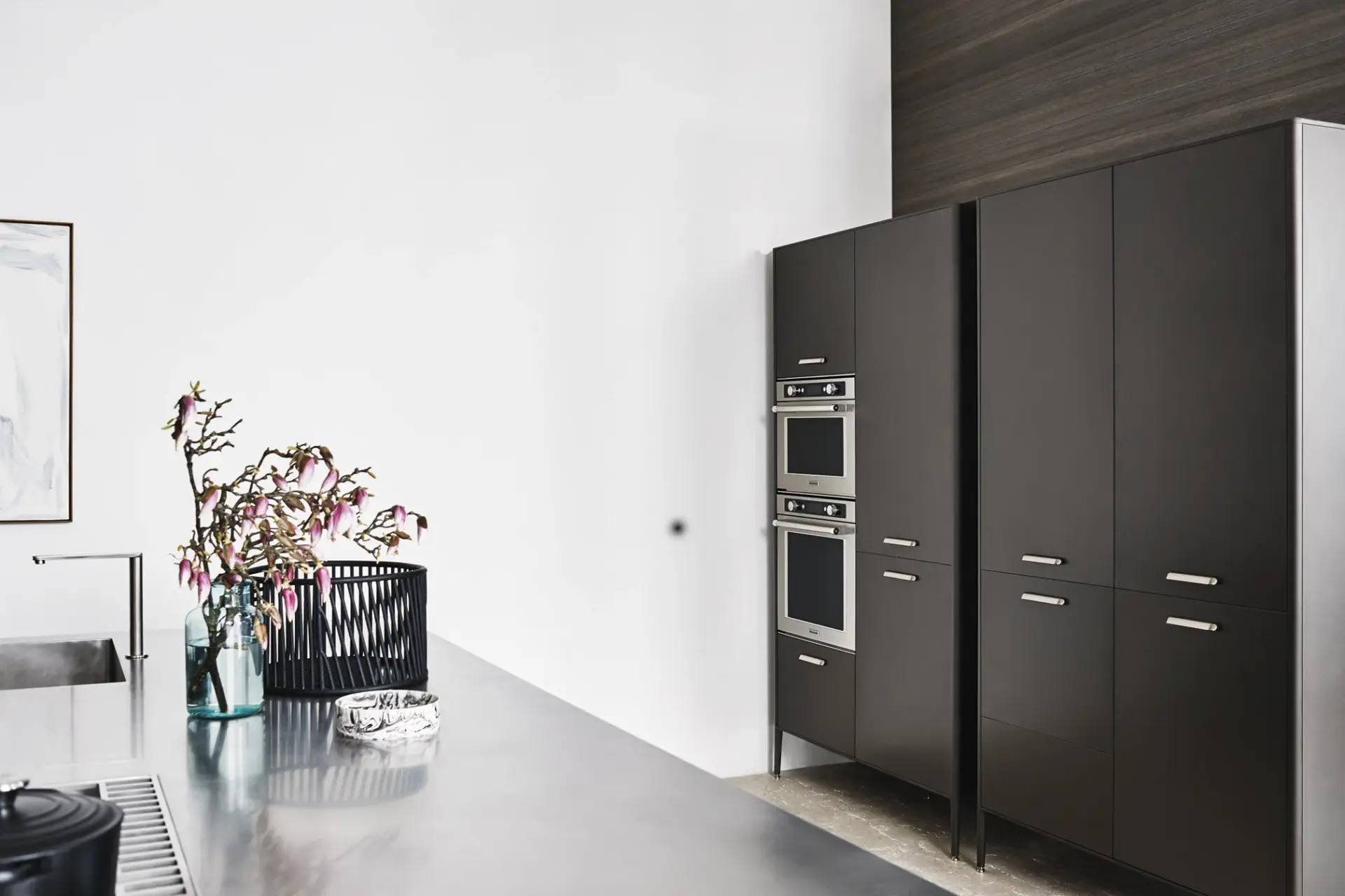 cocina-unit-colores-oscuros-jarron-azul-flores