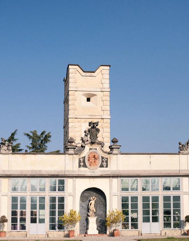 edificio-tangram-desde-fuera-estatua