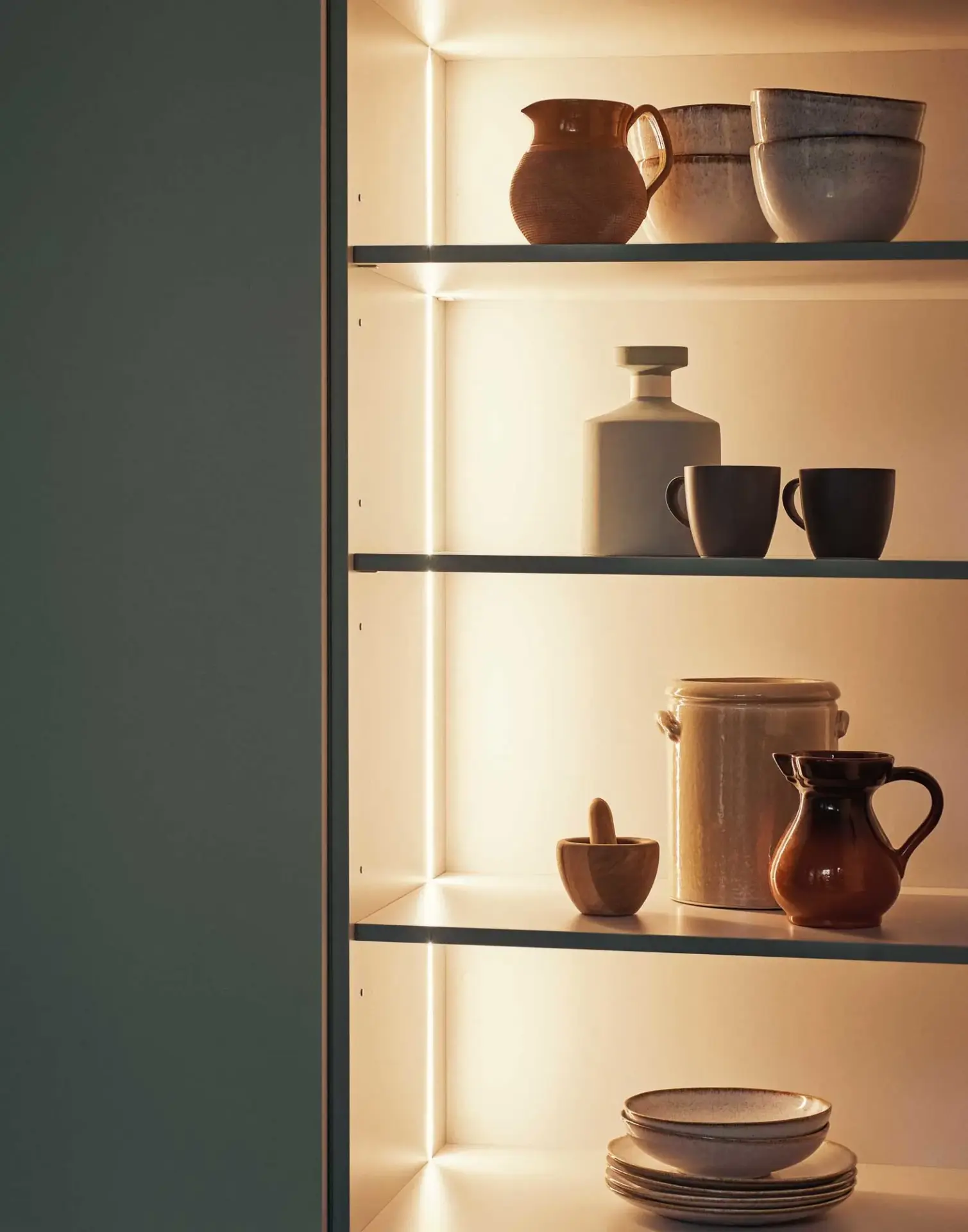 estanteria-cocina-iluminacion-jarrones-tazas-marrones-color-calido