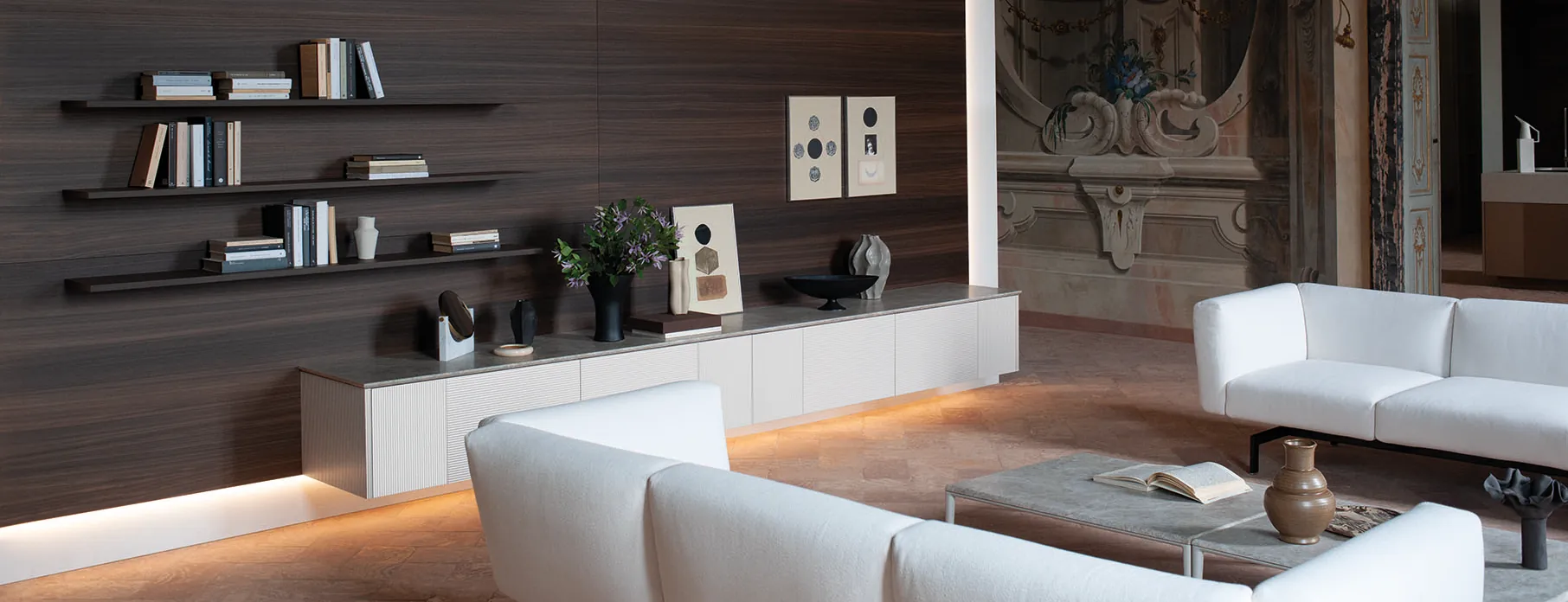 salon-tonos-marrones-sofas-blancos